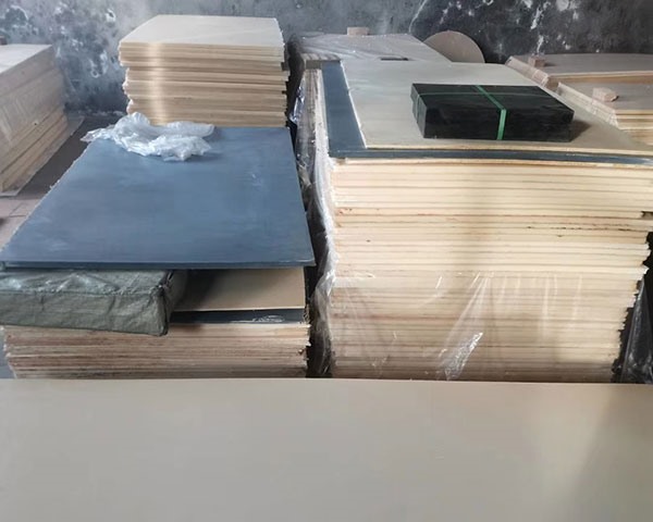 Oil-containing nylon sheet