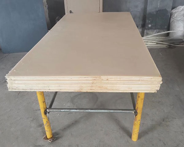 Oil-containing nylon sheet